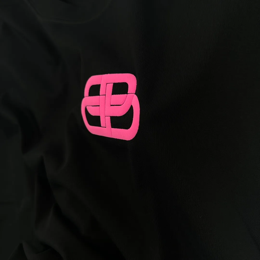 BALENCI*GA 2025 New Arrival T Classic Pink B T Same Style ：Black White Size： S （90-130 ） M （120-150 ） L （140-165 ） XL （160-180 ） XXL （180-210 ）